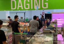 Orang ramai serbu pasar raya