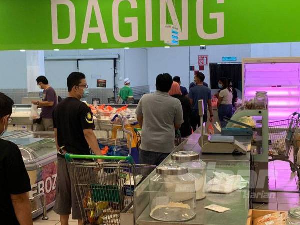 Orang ramai serbu pasar raya