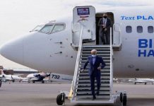 Petugas dalam pesawat bawa Joe Biden positif Covid-19