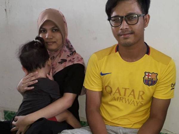 Tiga beranak makan nasi ‘berlauk’ gula Tiga beranak makan nasi ‘berlauk’ gula
