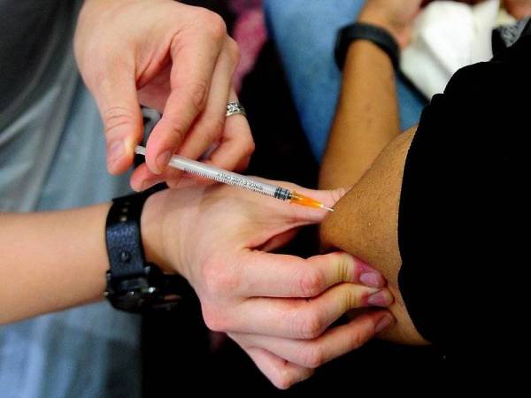 Turun padang daftar vaksin AstraZeneca untuk warga emas