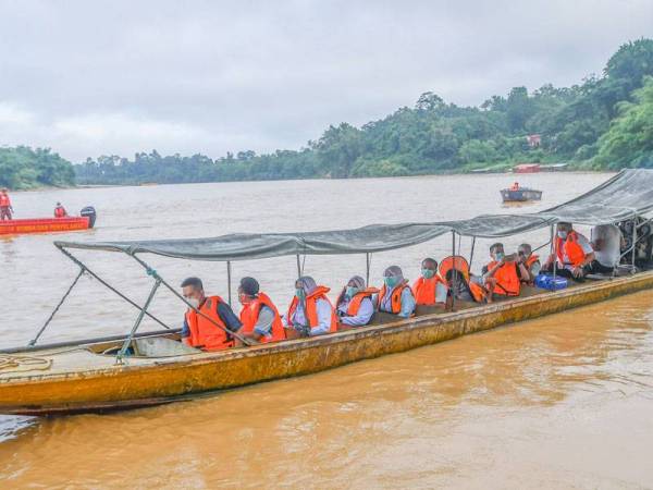 Petugas kesihatan redah sungai vaksinasi penduduk pedalaman