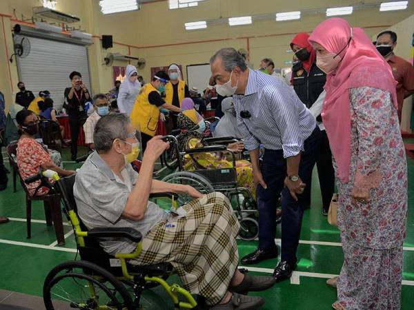 Gurauan Muhyiddin hilangkan gemuruh Orang Asli disuntik vaksin