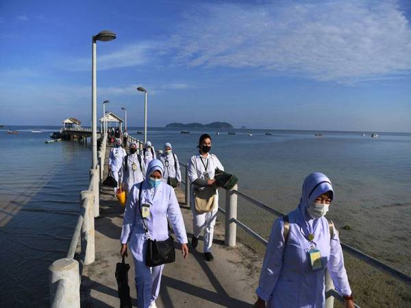 Tinggalkan keluarga demi tugasan di pulau
