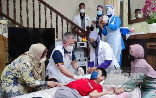 Remaja di Terengganu akan divaksin akhir bulan ini: Adham