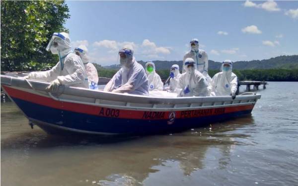 Harungi sungai dengan PPE urus jenazah pesakit Covid-19