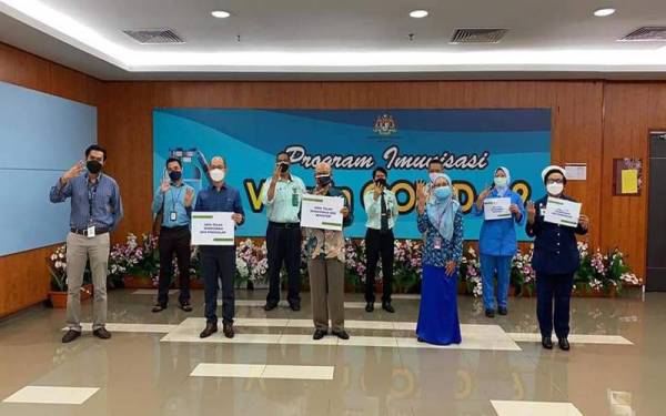 Pengarah Kesihatan Selangor penerima awal dos penggalak Covid-19