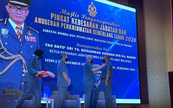 1,696 pegawai, anggota bomba positif Covid-19 sejak tahun lalu