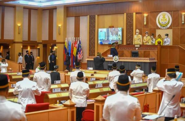 Sultan Nazrin titah rakyat ambil dos penggalak Sultan Nazrin titah rakyat ambil dos penggalak