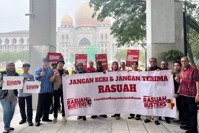 Lafaz ikrar lawan rasuah di hadapan Istana Kehakiman