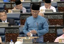 Tengku Zafrul lapan kali minum air ketika bentang Bajet 2023