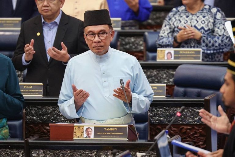 Anwar ‘petik’ enam surah dalam pembentangan Belanjawan 2023 Anwar ‘petik’ enam surah dalam pembentangan Belanjawan 2023